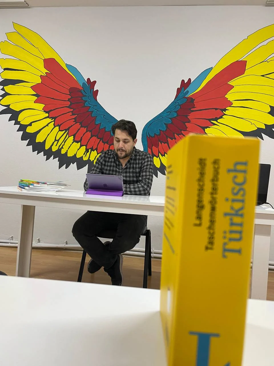Yunus Hoca Isparta’daki eğitim ortamında çalışırken